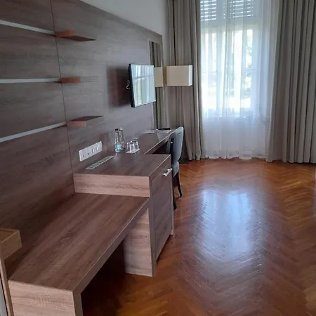 Rosenberg Kuria 3*