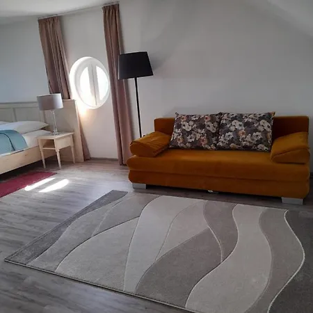 Rosenberg Kuria Bed & Breakfast *