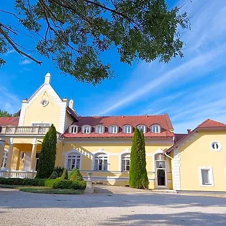 Rosenberg Kúria Bed and breakfast 3*