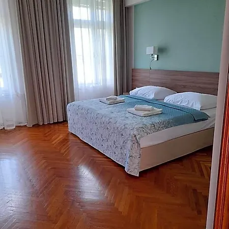 Rosenberg Kúria Bed and breakfast 3*