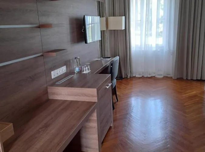 Rosenberg Kuria 3*